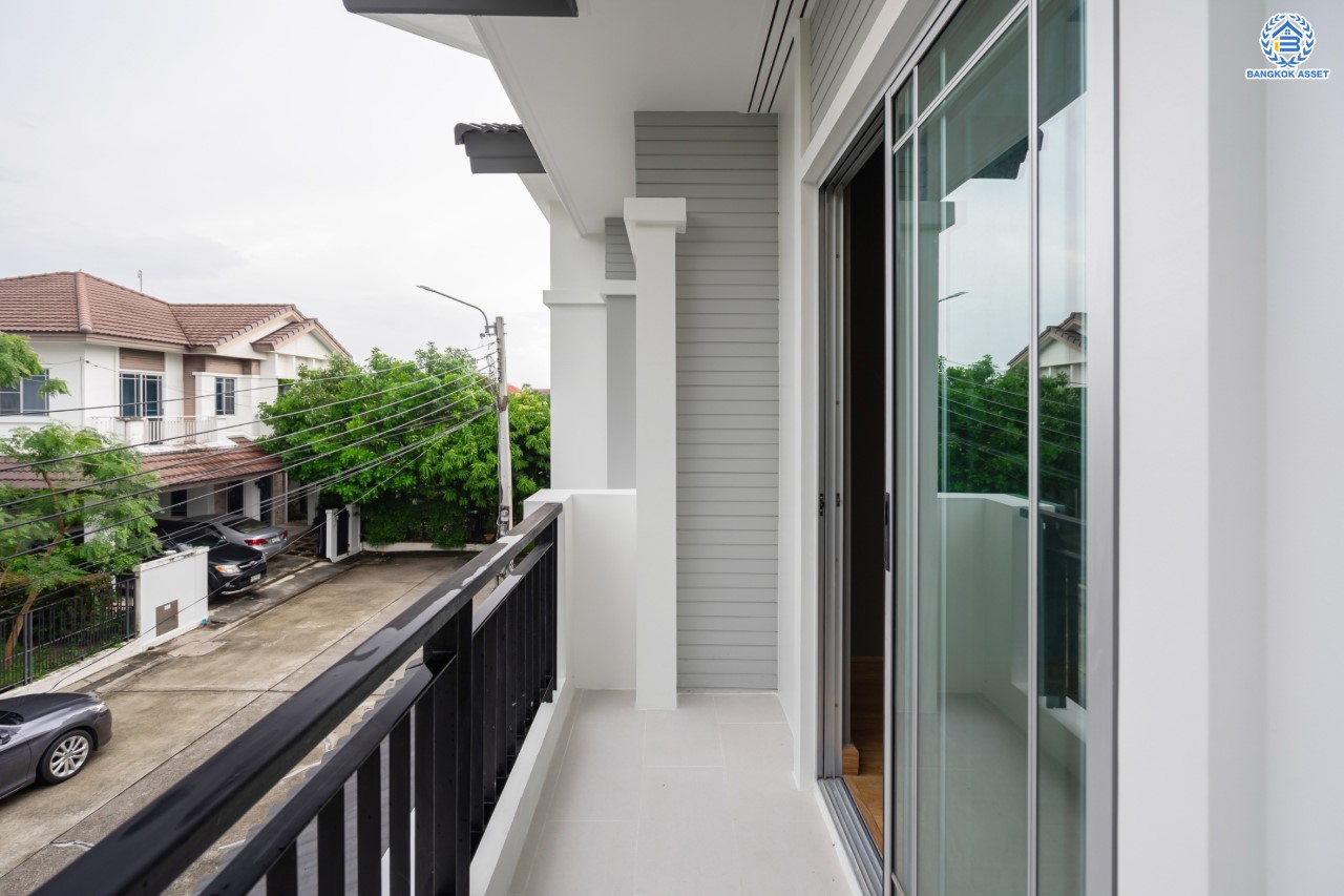 บ้านมือสองตกแต่งใหม่ แบรนด์สุดหรู L&H ม.มัณฑนา แจ้งวัฒนะ-ราชพฤกษ์ เนื้อที่ 55.3 ตร.ว. ฟังก์ชัน 3 ห้องนอน 3 ห้องน้ำ จอดรถได้ 2 คัน บรรยากาศ Private พร้อม Facilities ครบครัน! บนทำเลโซนเมือง เชื่อมต่อทุกการเดินทาง ใกล้เซ็นทรัลแจ้งวัฒนะ, เมืองทองธานี, ทางด่วน และรถไฟฟ้าสายสีม่วง "สถานีบางรักน้อยท่าอิฐ"